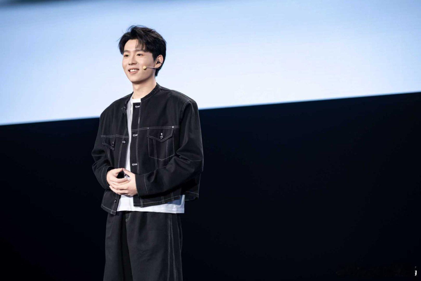 拥有同档位唯一左右耳自适应、佩戴自检测、掉落提醒等功能，新增骨传导AI麦克风，即