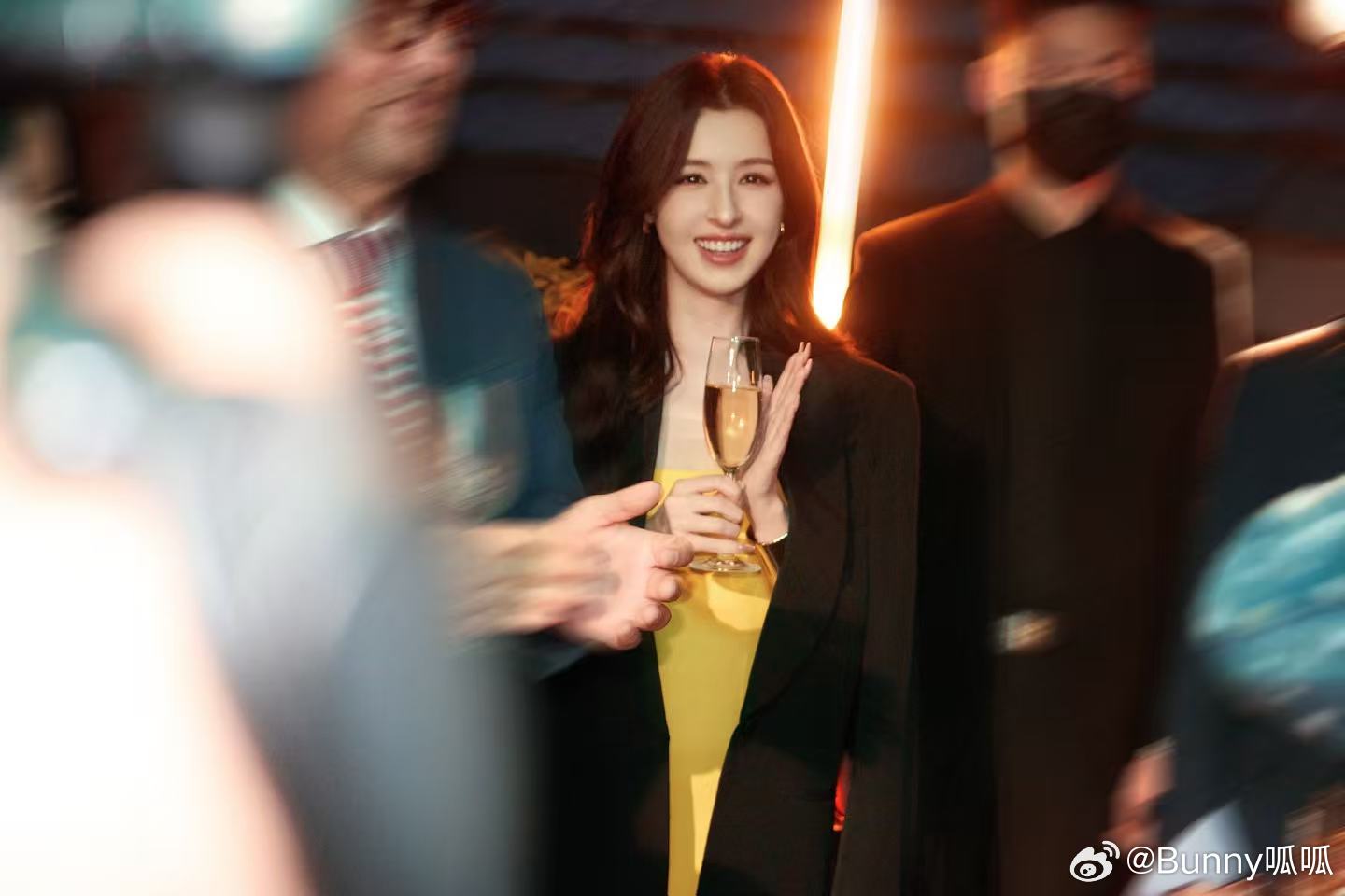 哈妮克孜 大小姐驾到 哈妮克孜身上的贵气感从不刻意，自然流露的优雅与从容，让她完