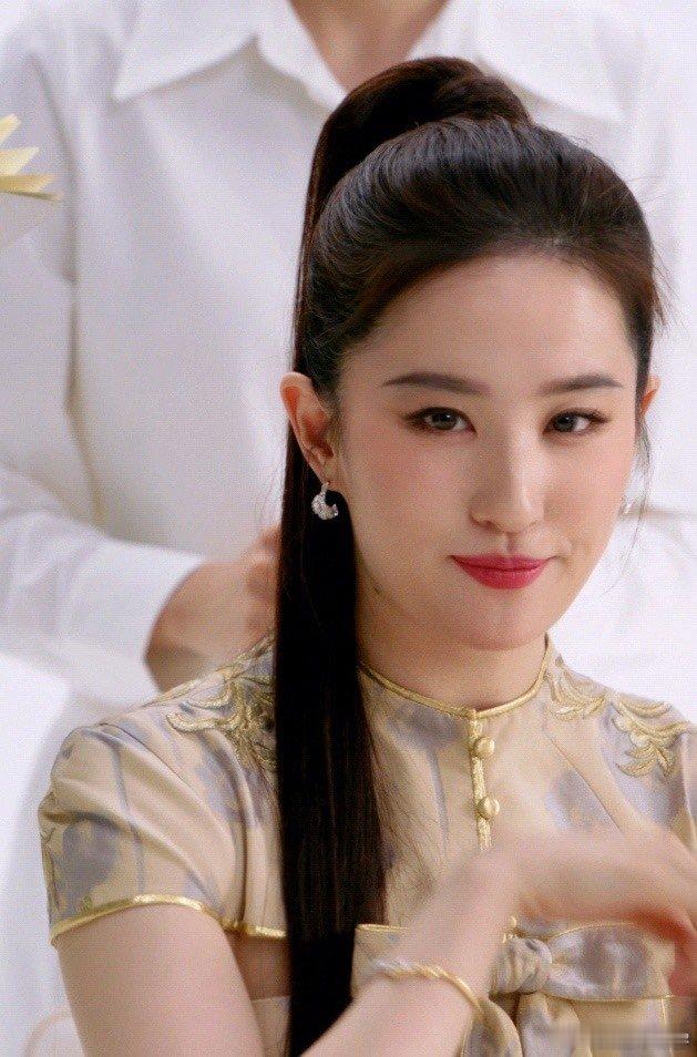 #刘亦菲新中式look# 没看过刘亦菲这次的造型，你就out了！高马尾搭配新中式