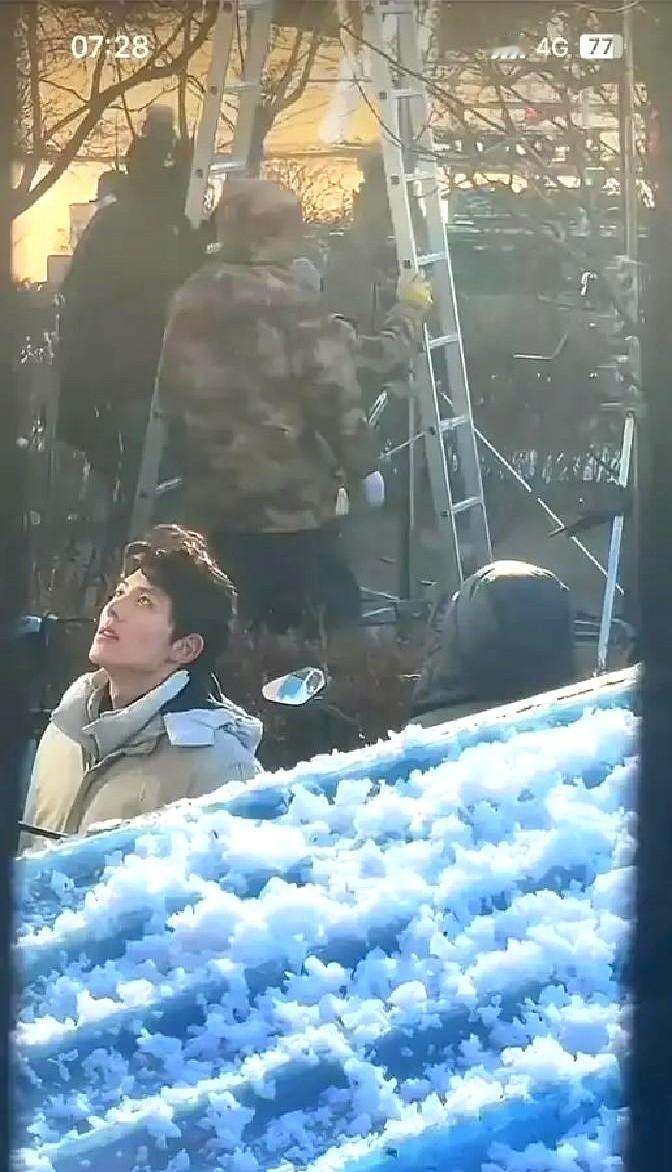 就因为路人大妈一句“这替身好丑”，全网直接炸了。

事情发生在横店，凌晨五点。