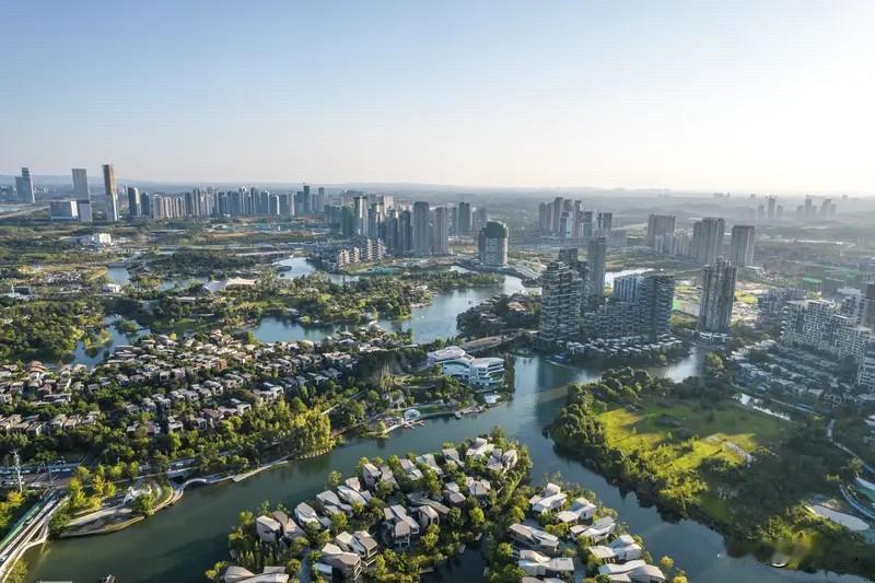 成都楼市：

从2022年8月至今，成都各大板块房价全线走弱，只是跌幅分化明显。