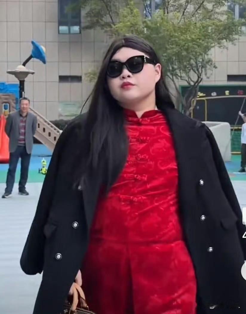 李湘怕是要气到吃不下饭！模仿她的人模样是像，但穿的全是聚酯纤维地摊货，纯属拉低她