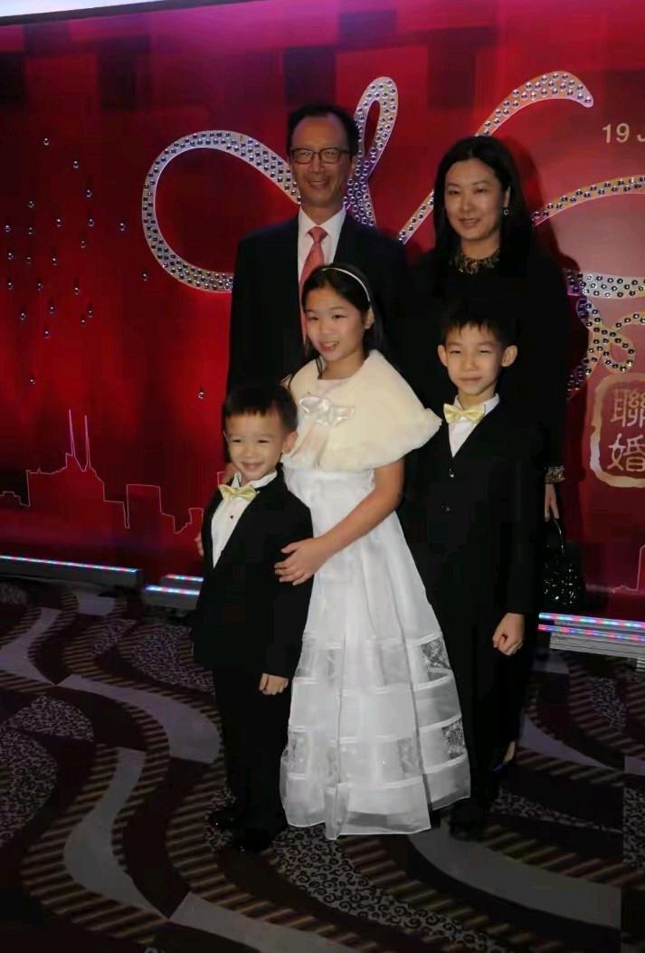 跳水皇后伏明霞一家五口甜蜜温馨