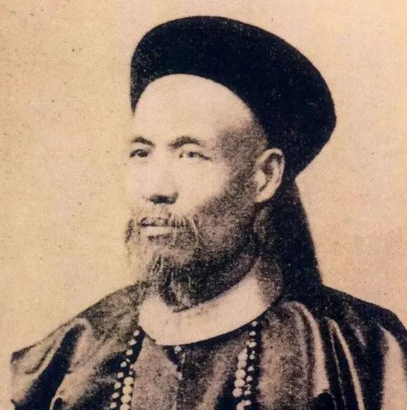 丁汝昌战败拒降，毁损提督大印后吞食鸦片自尽。死后，光绪帝下令查抄其家产，令穿囚服