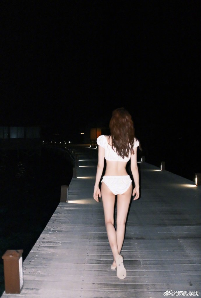 徐璐晒海边泳衣照徐璐晒出自己海边泳衣照，看了一眼我的奶茶，想跪下求自己别喝了。徐