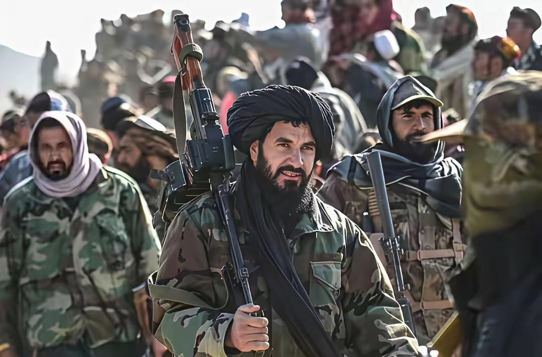 给伊朗的“反斩首生存指南”：不聚集、不联网、玩原始。

伊朗有个很致命的弱点：太