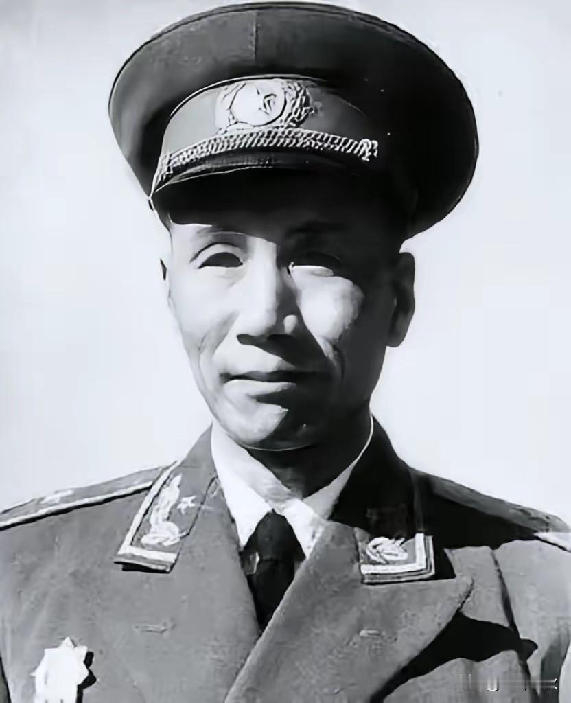 1941年5月1日凌晨，安徽泗县崔庄的一处民房里。刀刃划破粗布军服，陈锐霆刚要起