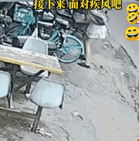 情绪失控代价惨重！女子推车泄愤，车主坚决不和解，或将被拘留
 
地下车库冲突迎来