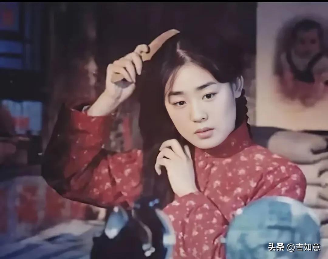 《牧马人》里的秀芝和经历生活沉淀的丛珊，各有各的美。19岁出演秀芝时，丛珊青春灵