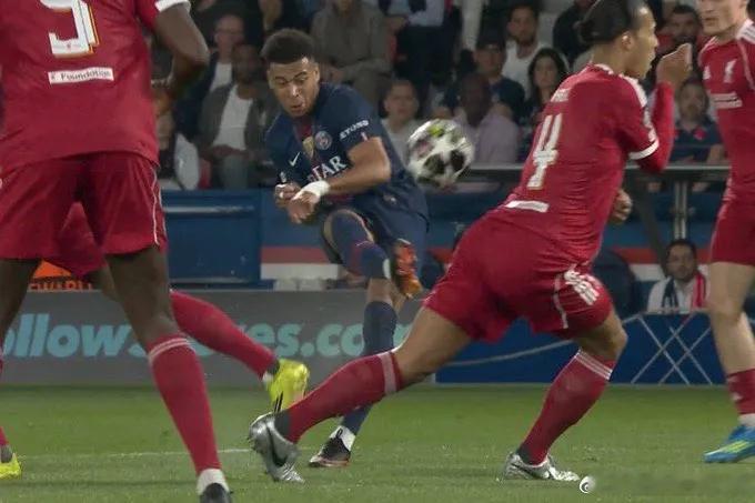 范戴克最新力作！看来又要被玩梗了……萨拉赫本赛季断崖式下滑……范迪克何尝不是飞流