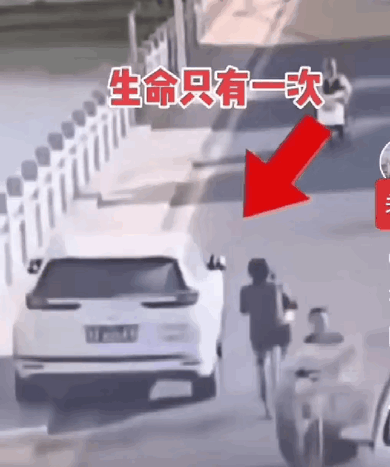 虎毒不食子，这也下的去手，这是多绝望

      都说孩子是父母身上他一块肉，