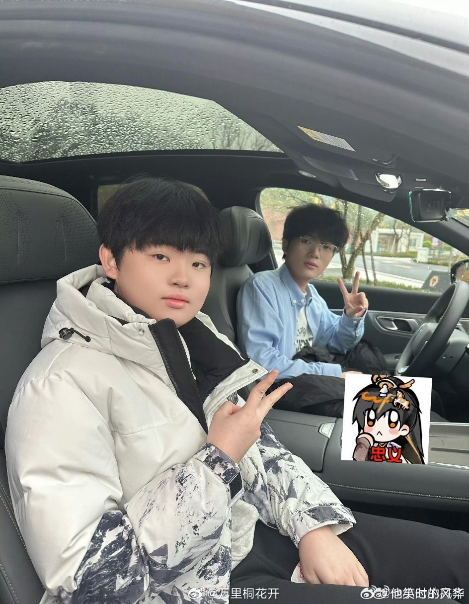 重庆狼队清清皖皖合体 清清皖皖合体，重庆狼队这波操作太绝！同框画面帅到犯规，期待