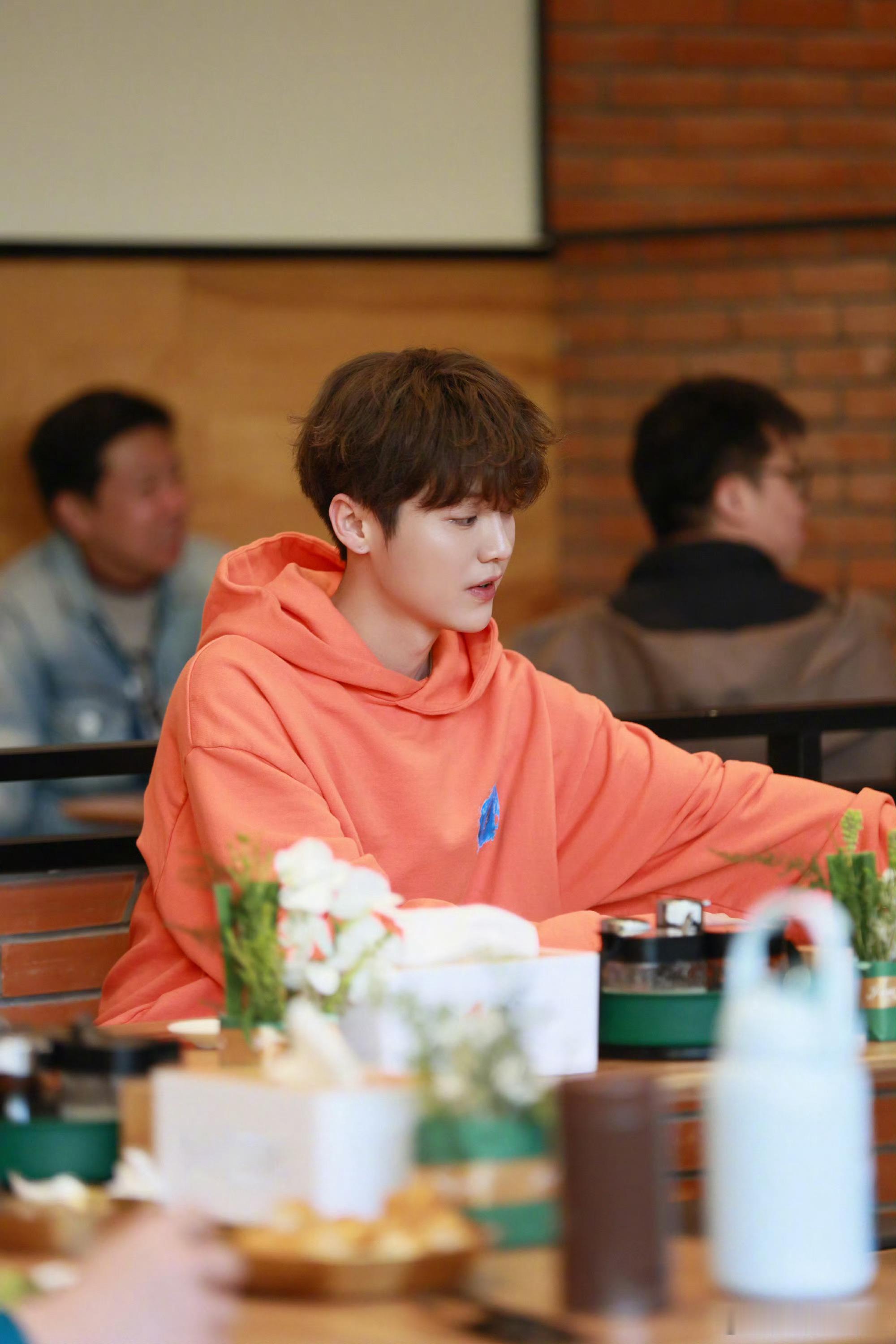 鹿晗 鹿晗好帅啊同意的举手🙋 