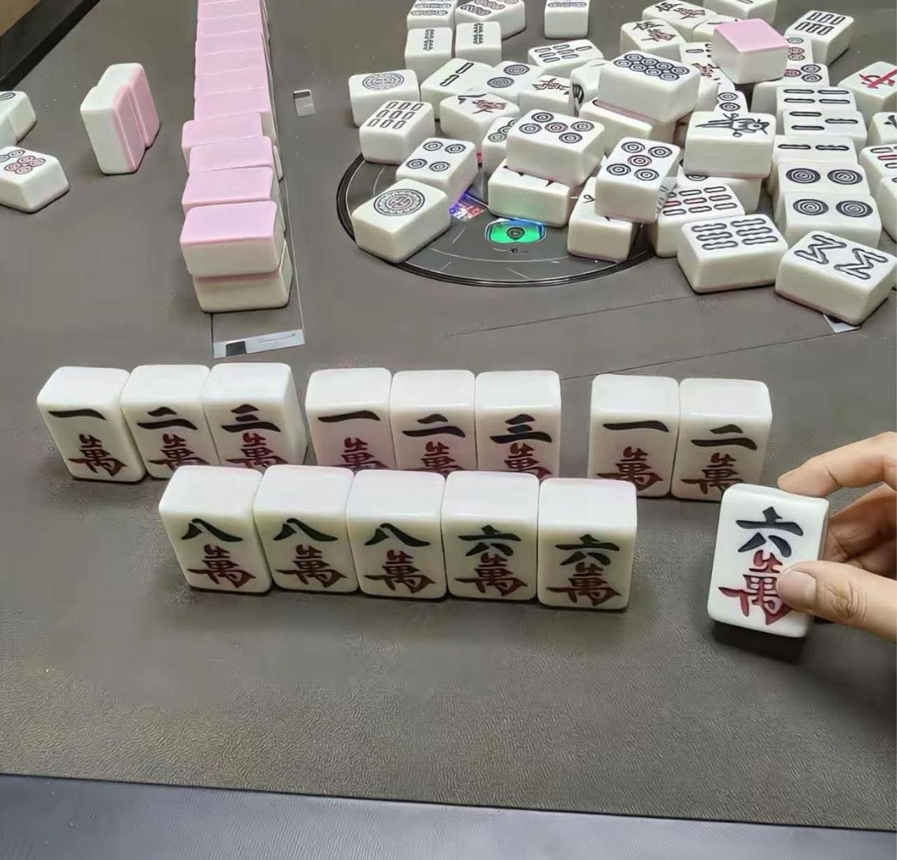考考你们的麻将水平，此时摸上来一个6万，下一步该如何操作呢？