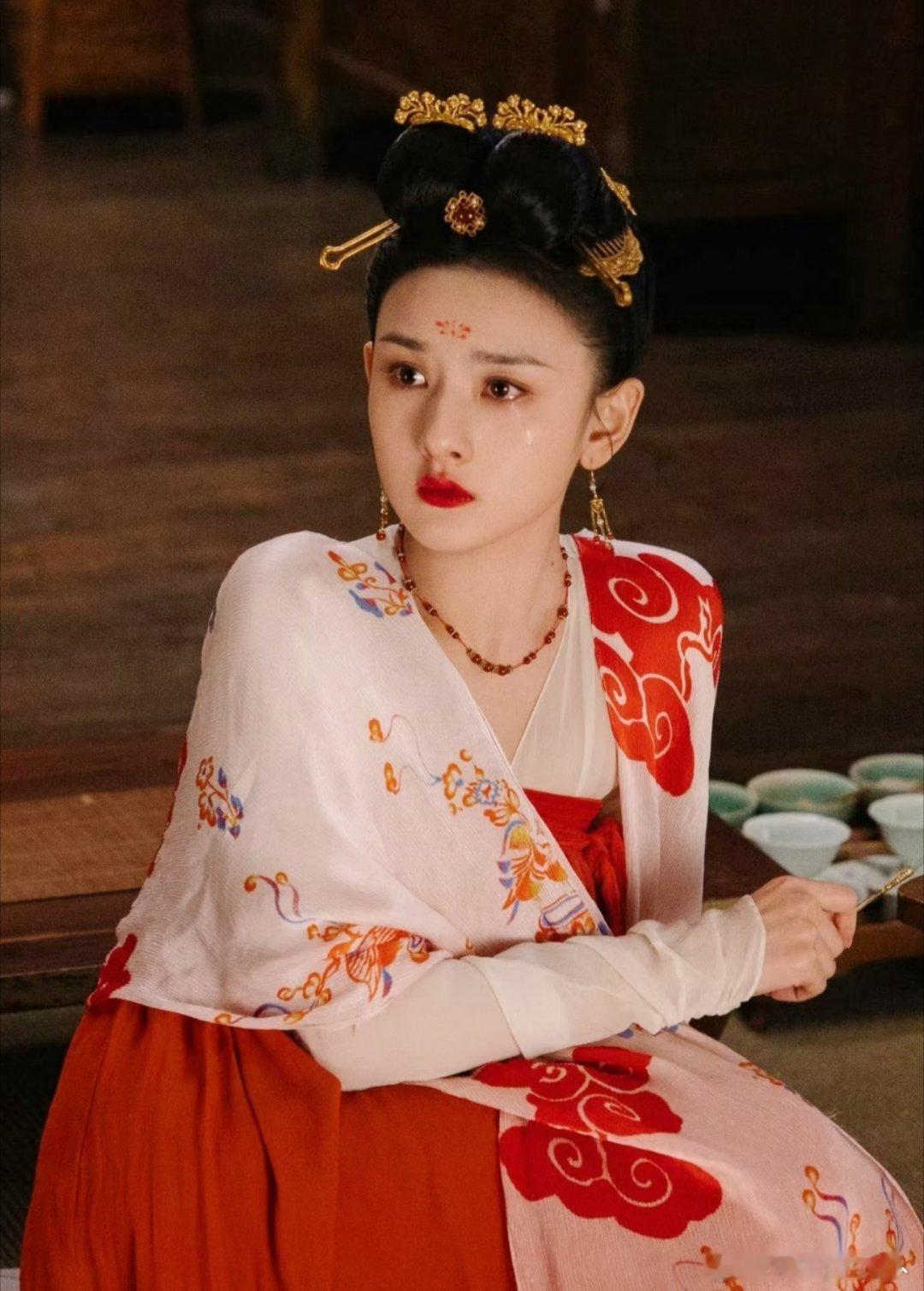 宋祖儿 “她指尖萦绕一缕青芒，所过之处枯木逢春；腰间玉铃轻响，魑魅魍魉尽散。九天