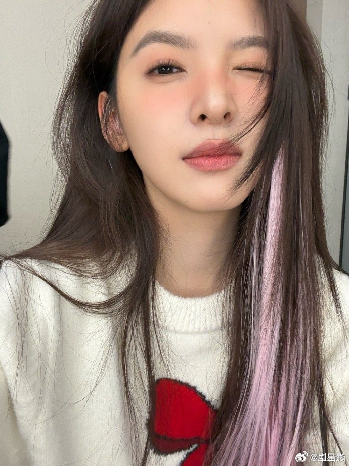 章若楠粉色挑染太美萌了 章若楠粉色挑染太美萌了，很少能够看到这个粉色的发色了呀，