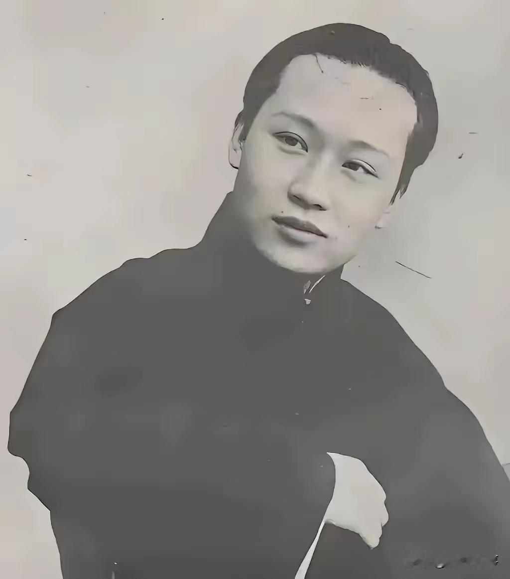 1918年，京剧大师荀慧生娶妻，入洞房后，迫不及待将新娘抱床上。不料，红盖头一掀
