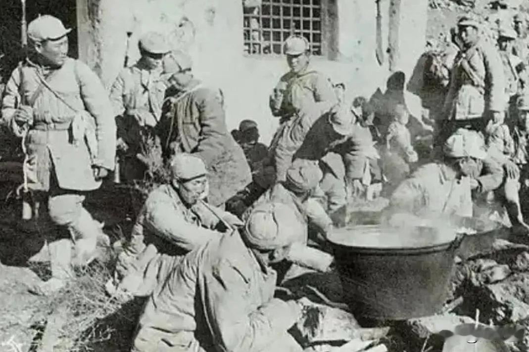 这就是延安 “大中小灶” 分级伙食制度登场的背景。
1940 年前后，任弼时负责