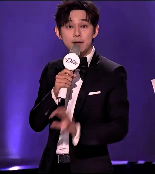 一觉醒来全网都在心疼何炅！谁能想到，主持界“救场天花板”也有绷不住的一天？
 