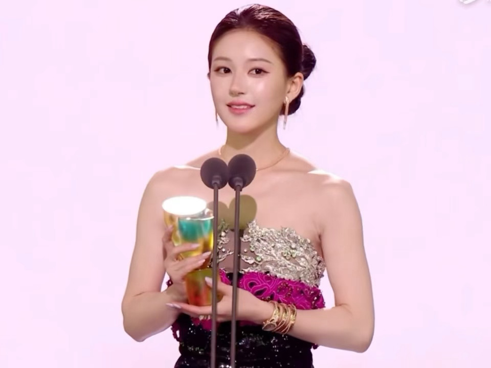 每次都把自己搞得很委屈，然后粉丝觉得所有人都对不起她，莫名其妙的！ 