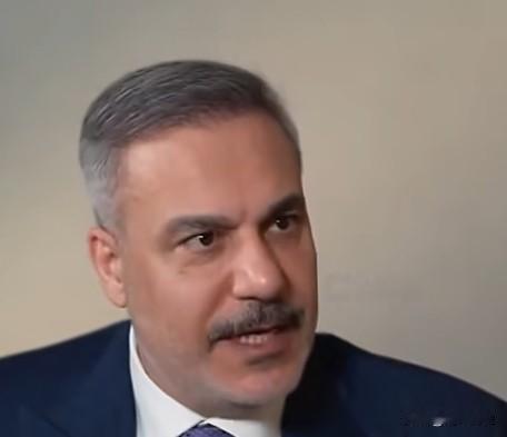 土耳其外交部长哈坎·菲丹表示，攻击伊朗或重启战争均是错误之举。他指出，伊朗已准备