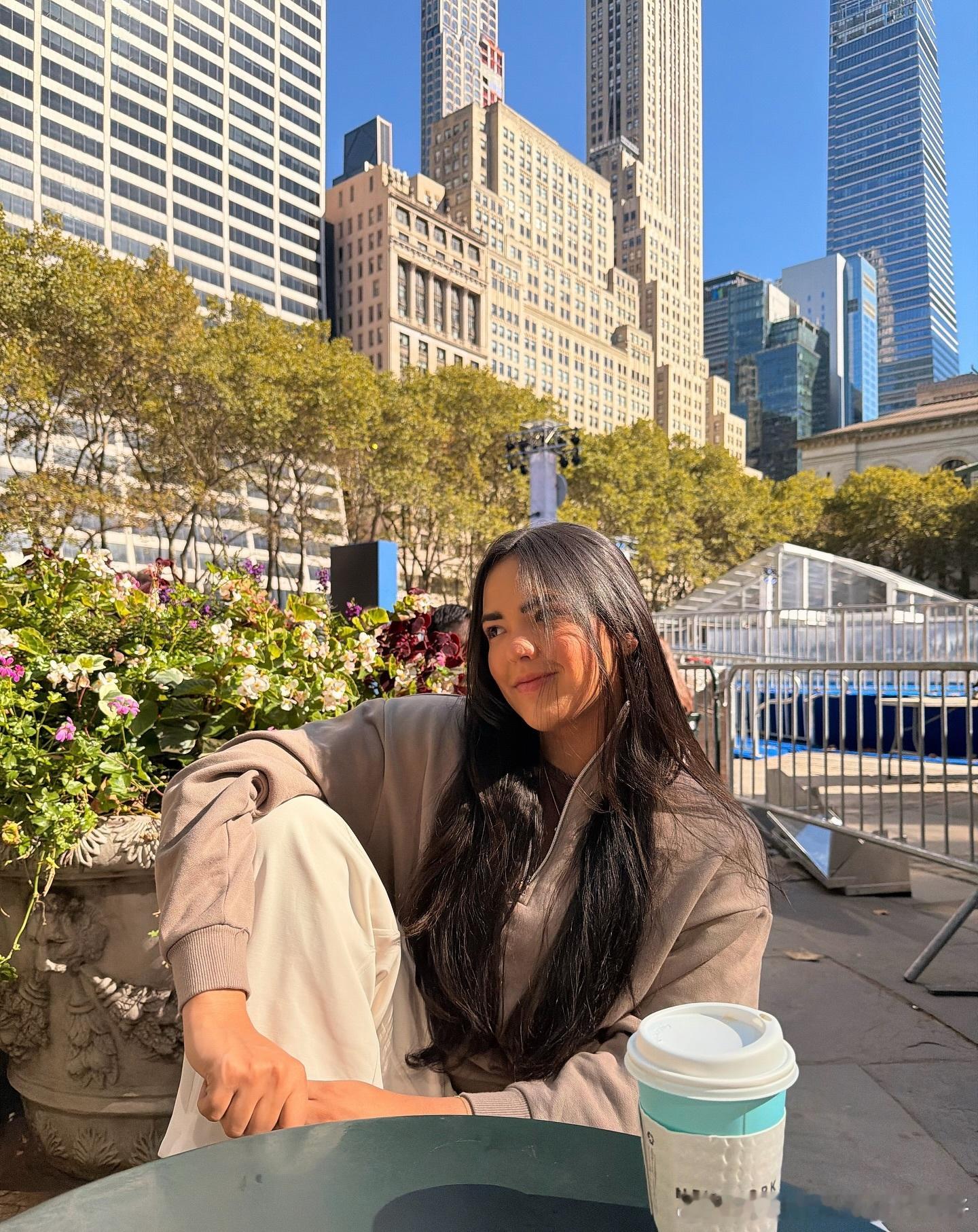 迪亚兹：不管怎样…在纽约喝杯咖啡吧🤭 ​​​
