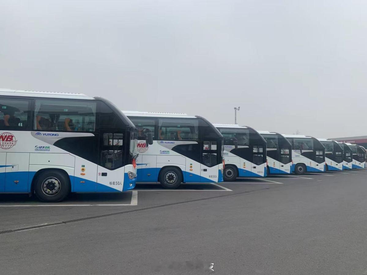 宁波开通校园直通车助力学子假期出行 4月21日，宁波公运集团为方便春假、五一假期