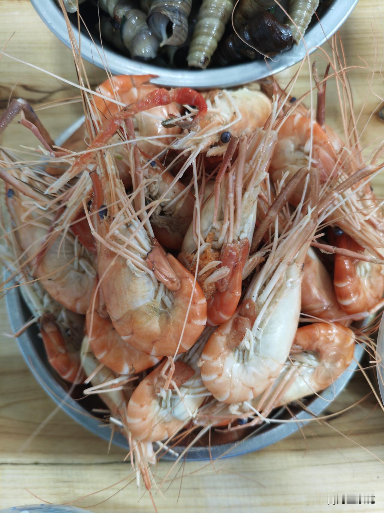 70多岁的老人居然玩手机上瘾了。
以前不会玩，现在连吃个饭都机不离手。
起床的时