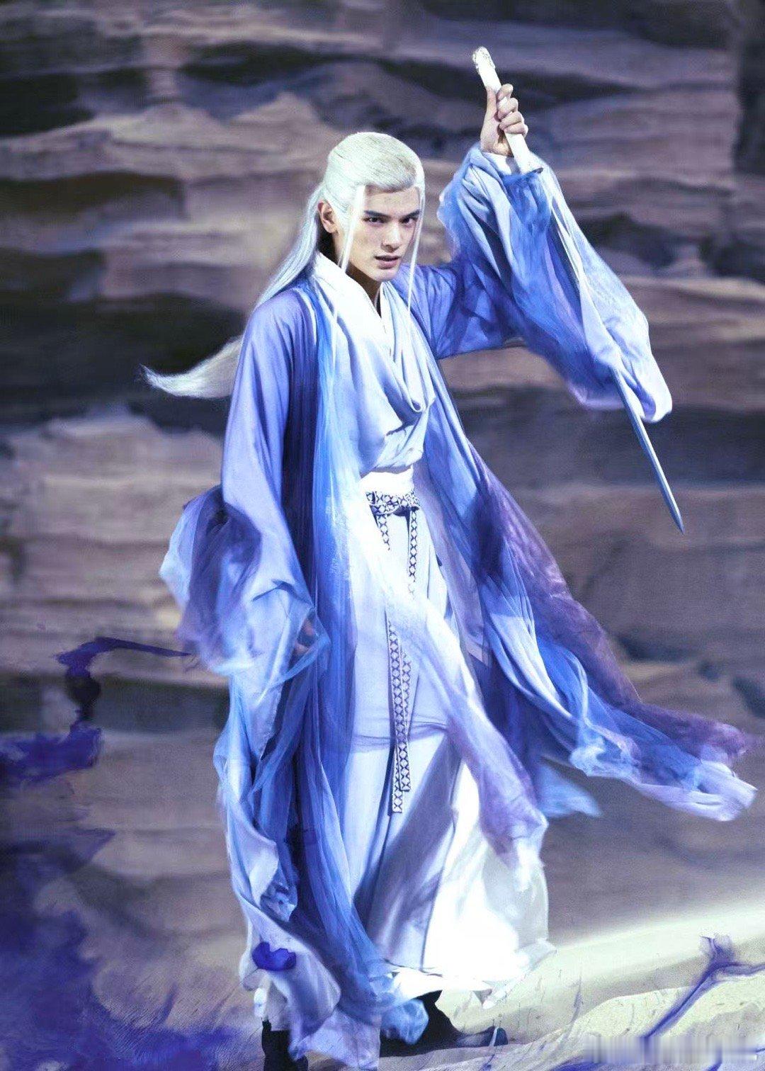 惊艳过内娱的白发男主 谁没被姚弛的白发轩辕离歌惊艳过？造型适配度拉满，清冷又带感