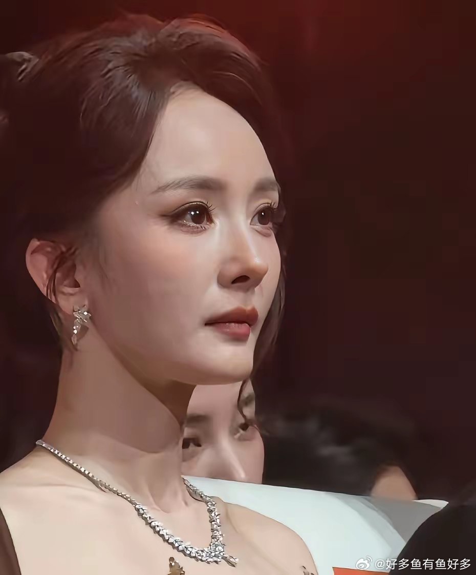 我感觉杨幂是真的快要哭了，满脸都是无奈和不开心，自己明明很漂亮，演技也不错，不管