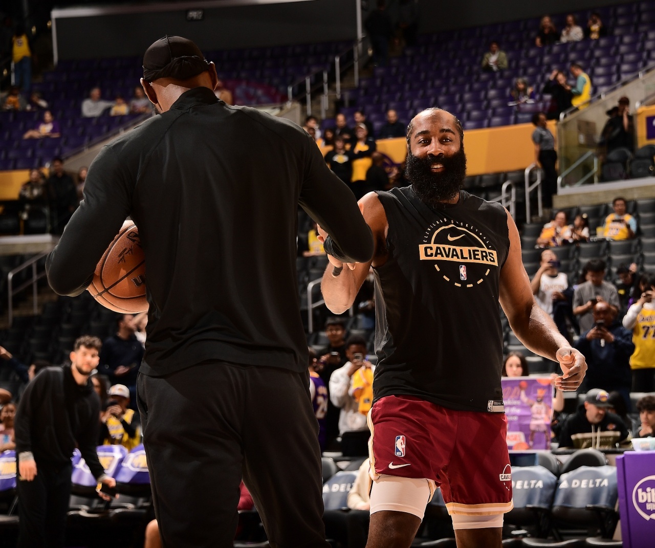 ESPN记者文霍斯特：“如果能帮助骑士腾出更多资金签下勒布朗，我认为詹姆斯·哈登