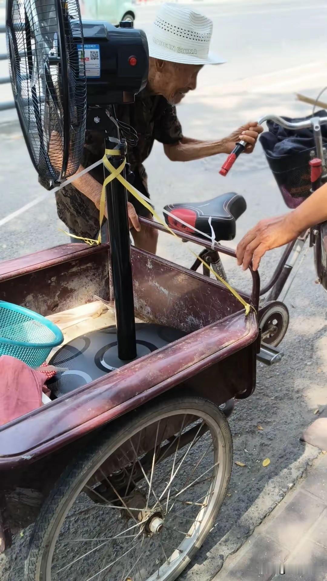 暖心！河南商丘，92岁老人穿着破棉鞋，在高温的街头问了几家店，电风扇怎么卖？老板