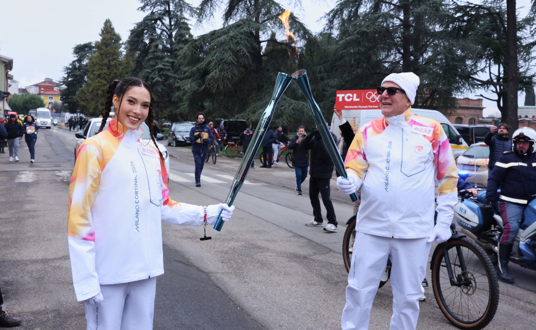 谷爱凌传递米兰冬奥会火炬 ：今天能在意大利维亚达纳参加奥运火炬传递、亲手传递奥运