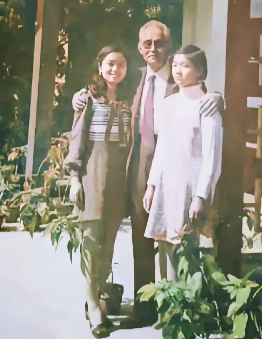 1975年，75岁的孙立人与女儿孙中平、孙太平的合影，彼时的孙立人依然处于软禁之