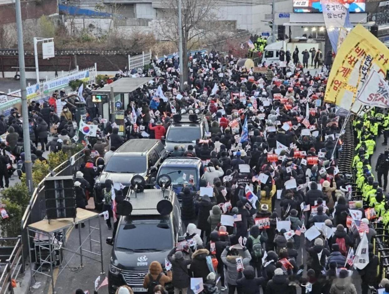 据央视新闻报道：
今早7点，韩国公调处，就是“韩国高级公职人员调查处”执拘捕令闯