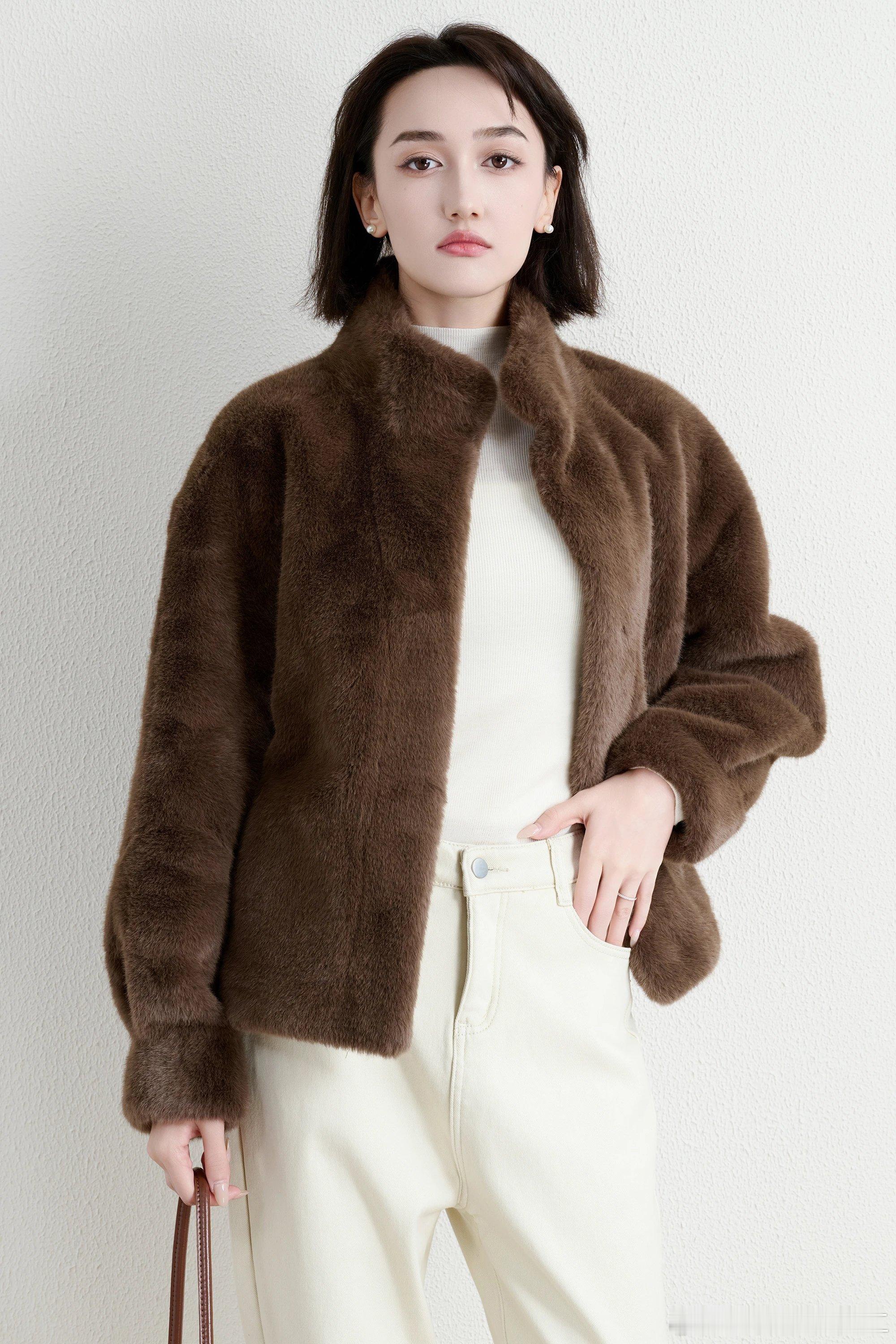 这件仿皮草，价格149，可机洗，后台好评超多，堪称卓越性价比[嘻嘻] 