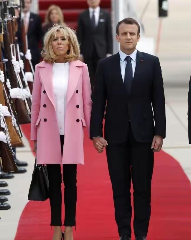 马克龙和他的72岁老婆，不得不说这一定是真爱。撇开身份不谈，一个72岁老人的状态