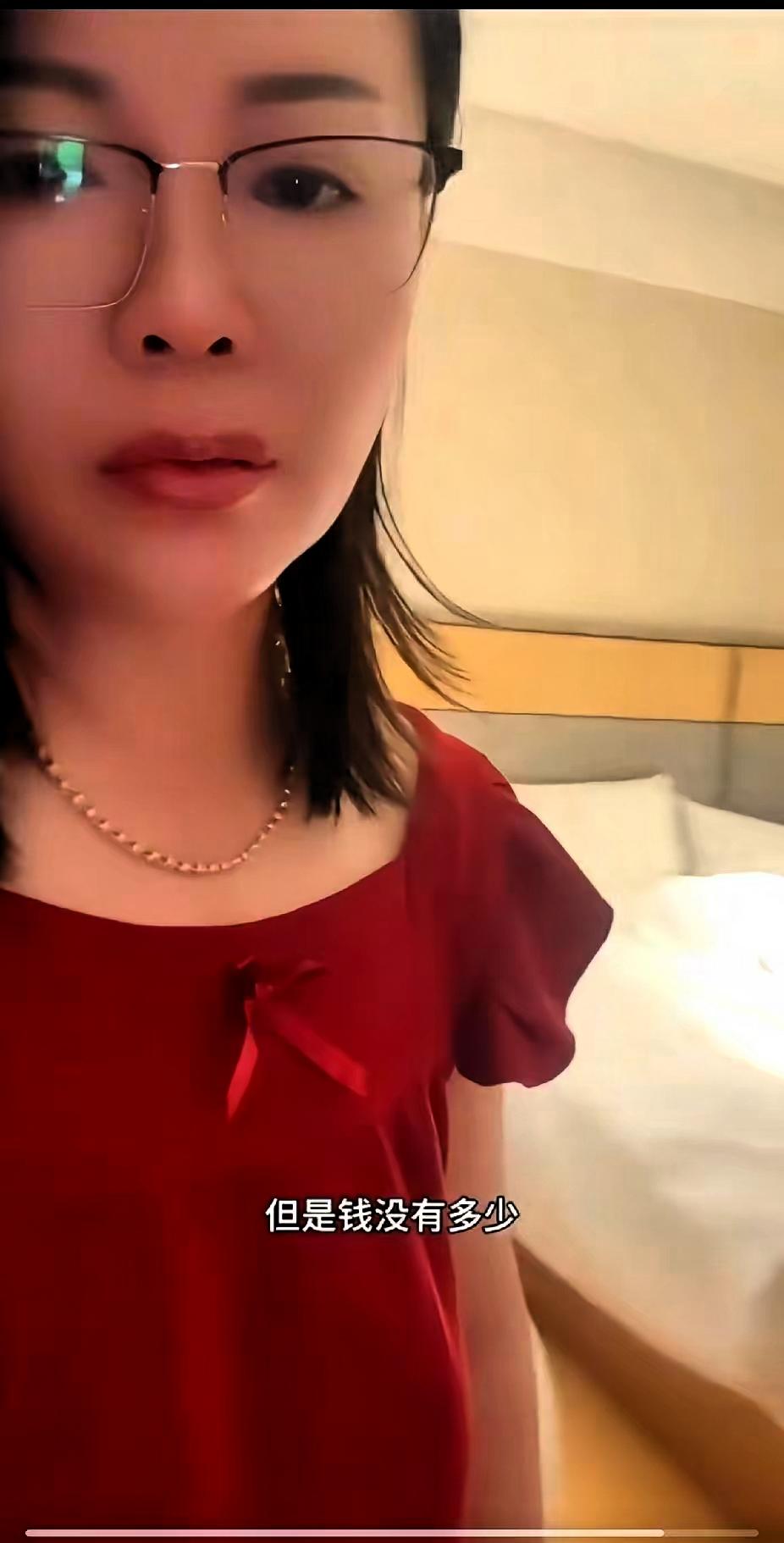 黑龙江大姐这一万多花得太冤了！千里奔现又是请客又是买衣，最后被1000块水果钱骗