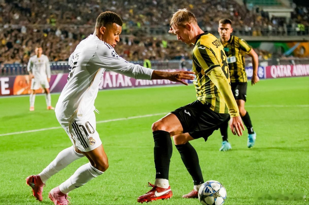 来了！俄罗斯前国脚索罗金落地，成都蓉城最后一个外援。据资料显示，他踢过欧冠，身价