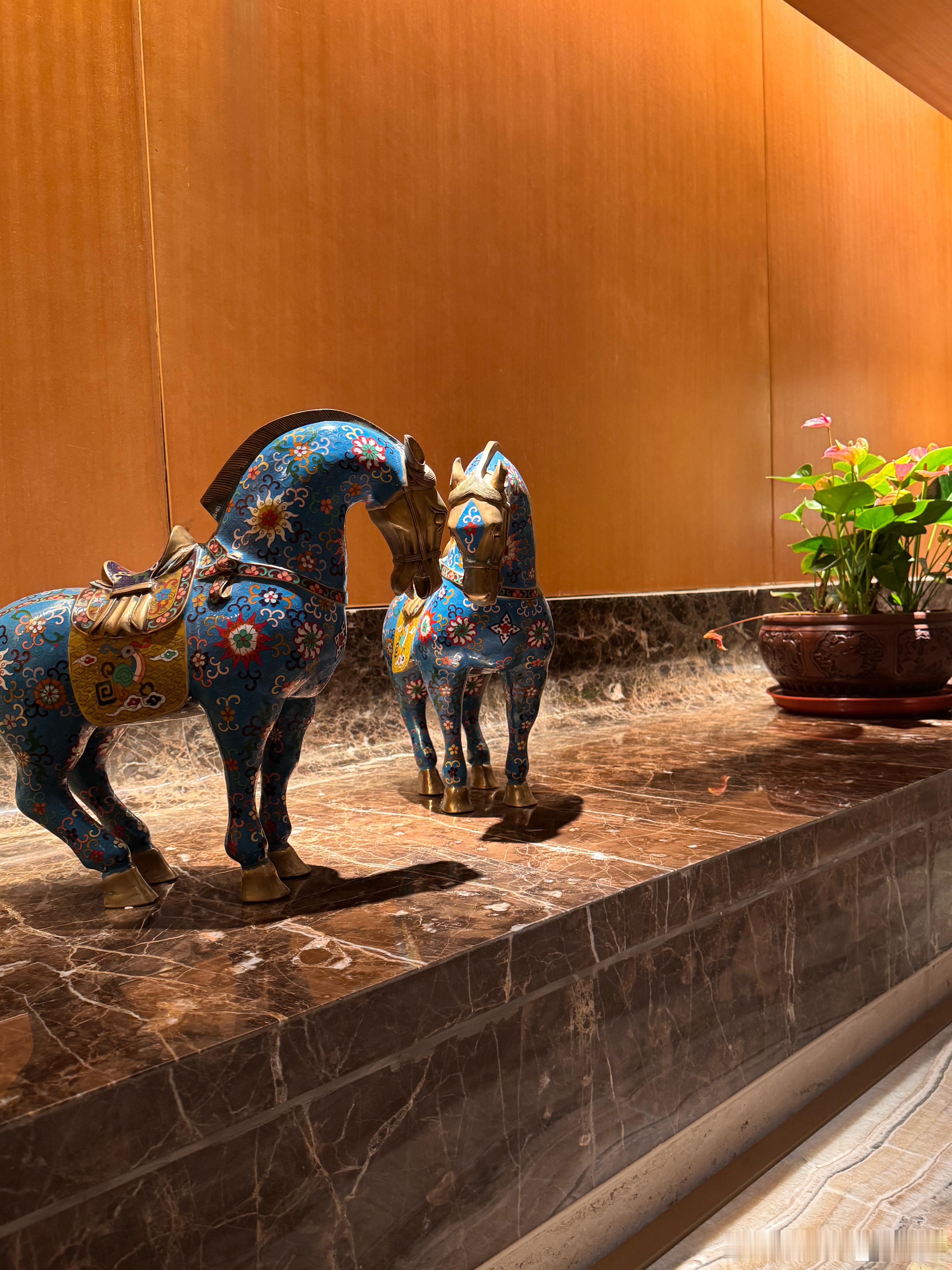 以前是陪爷爷喝酒，现在变成陪爹喝了。爷爷的身体已经衰弱…彻底滴酒不沾了。 