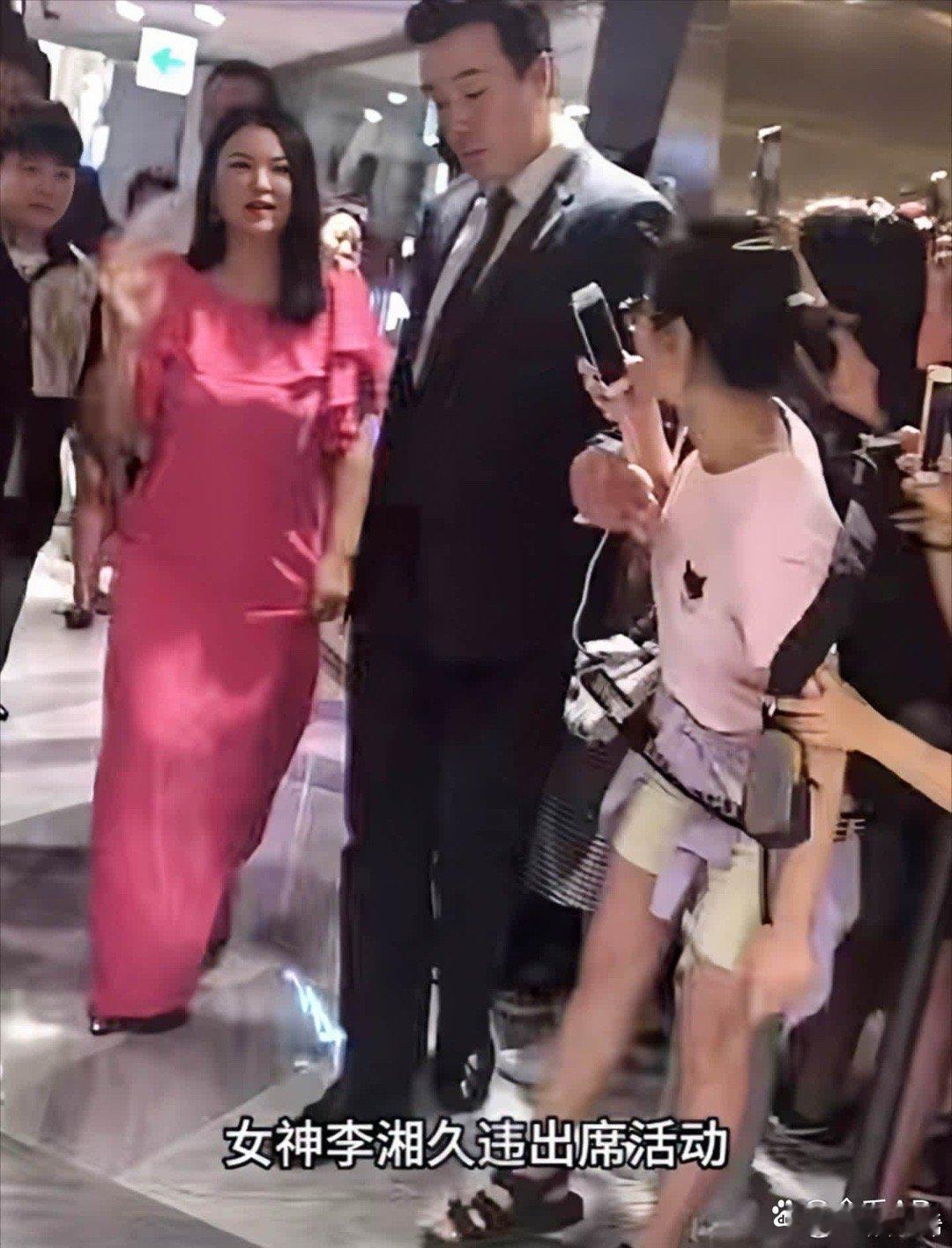 李湘明显发福，一袭粉裙超减龄。 ​​​