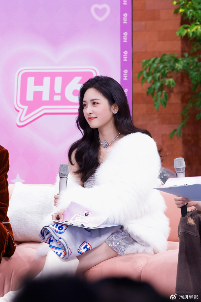 沈月卷发千金look   沈月卷发千金look🈶大小姐的那种味道了！温柔又很大