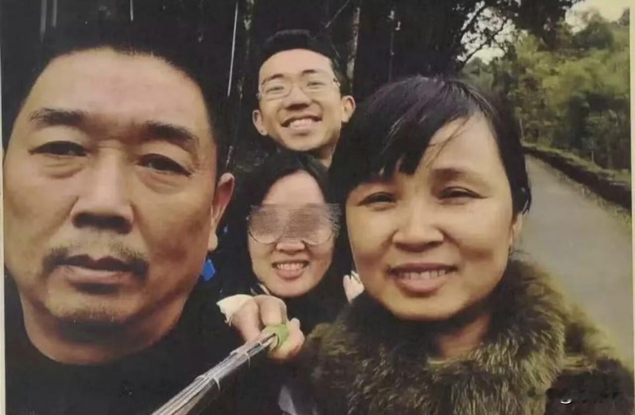 7年守护后章莹颖男友官宣新恋情‼️从追凶到支教，他早把情义刻进骨子里！
章莹颖男