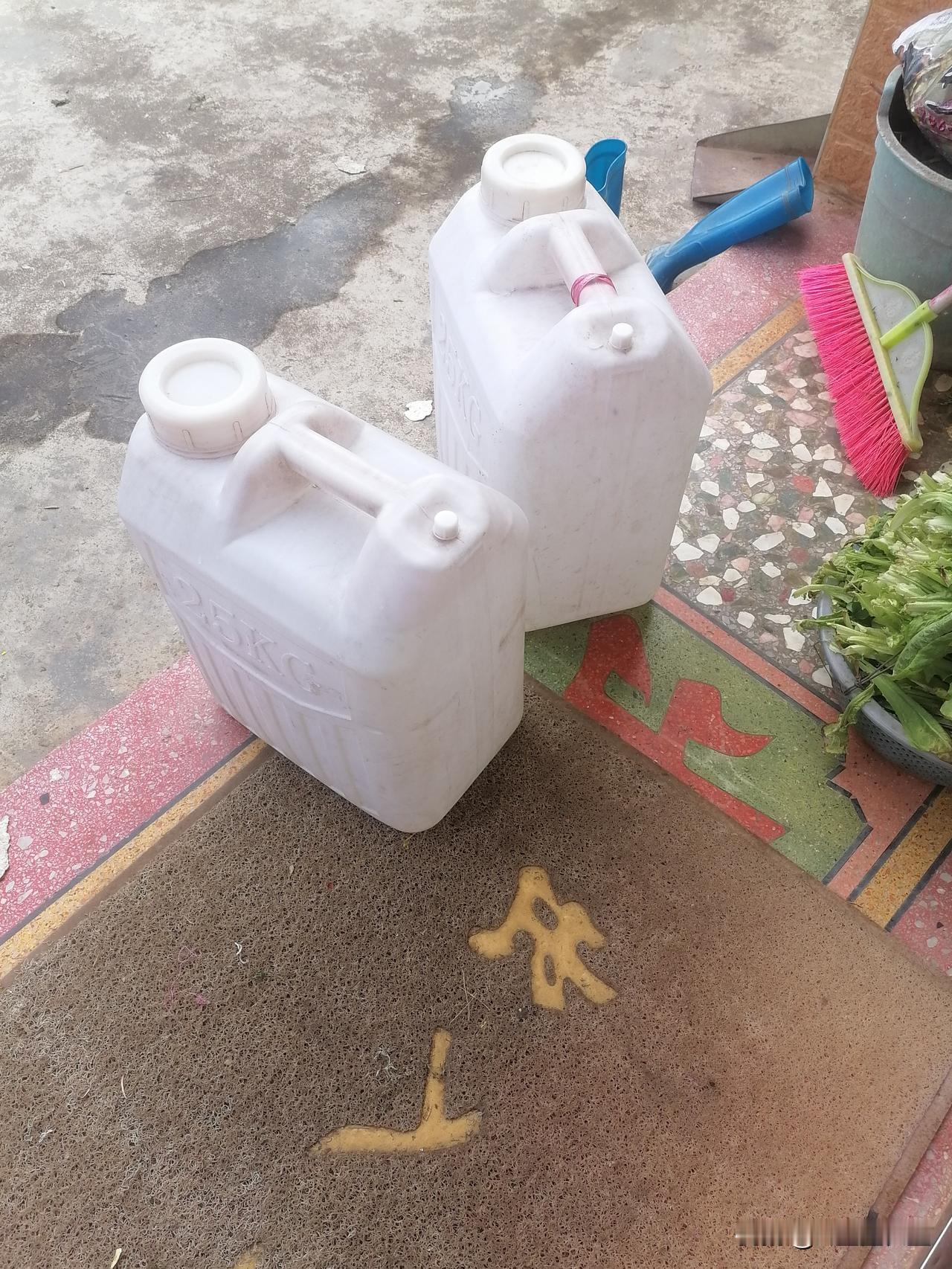 自来水是废弃的地下石场里抽的水，石灰质含量很高，不能食用，而且到处堵水管水龙头。