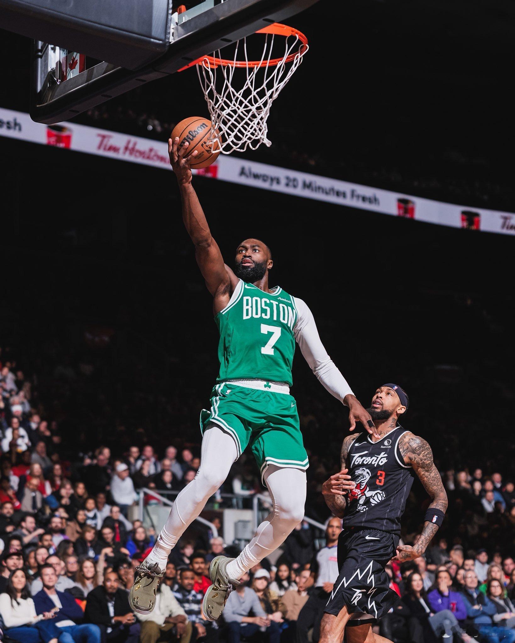 在不受关注的角落里，凯尔特人已经取得一波5连胜，场均攻下126.6分，排名回到东