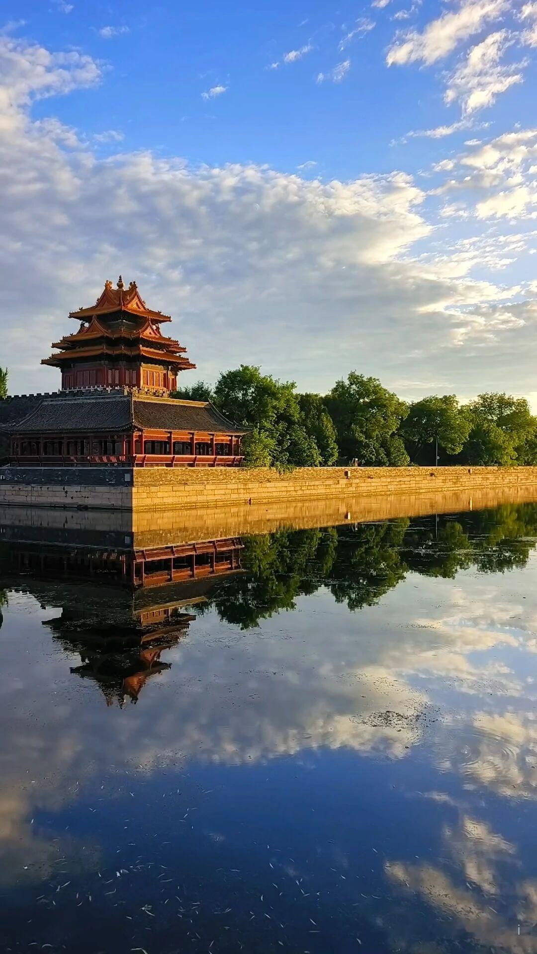 斜阳柔光里的故宫角楼。 