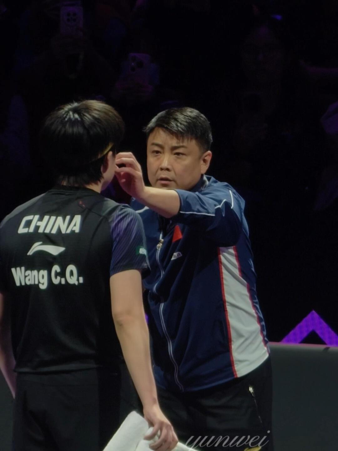 王皓老父亲，好像又操碎了心，把王楚钦当作自家孩子，捏捏脸太可爱了！
可爱的两个人