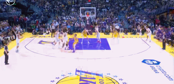 心有灵犀！东契奇抢板后加速助飞詹姆斯！
在今天NBA常规赛湖人对阵掘金的第二节比