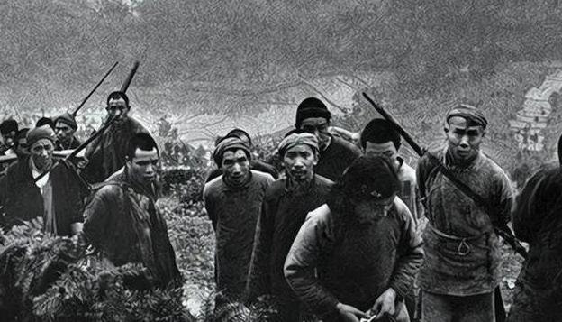 1950年，16军军长尹先炳，带着75辆满载物资的卡车，遭一千多名土匪攻击，他惊