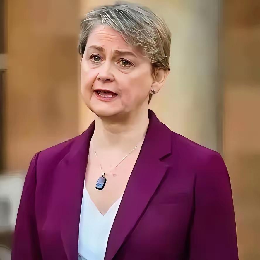 这个女人就是英国外交大臣，居然要求释放黎志英，废除《国家安全法》。她是不是还活在